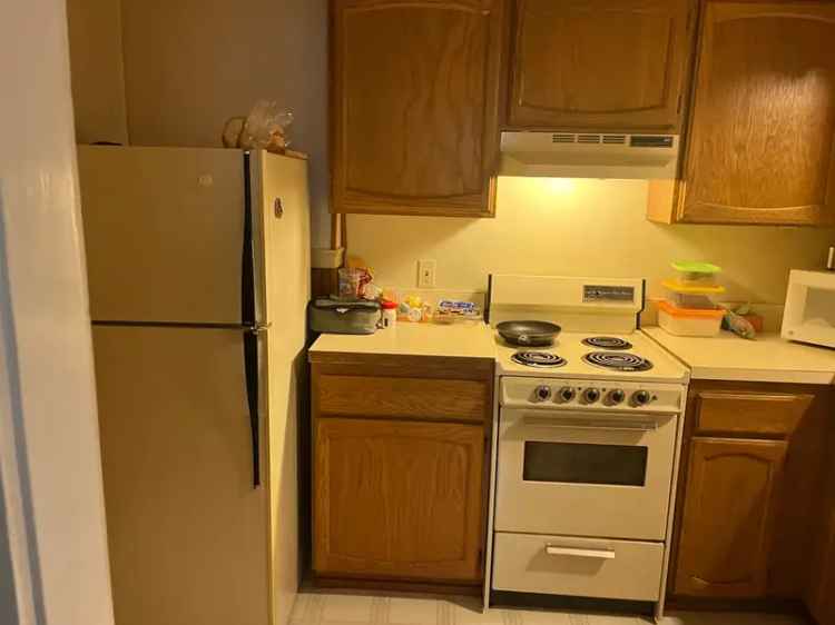 Rent 1 Bedroom Apartment in Lancaster with Balcony and Kitchen