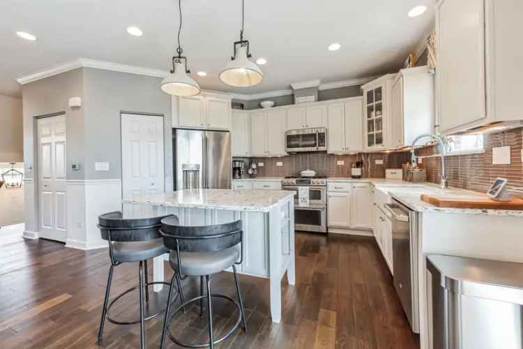 Luxury Townhouse for Rent in Naperville with Upgrades and Amenities