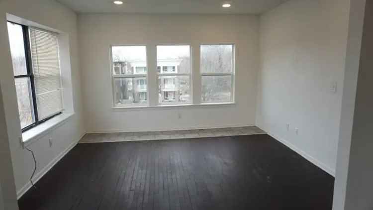 Rent Apartment Unit with Upgraded Features on Benton Blvd