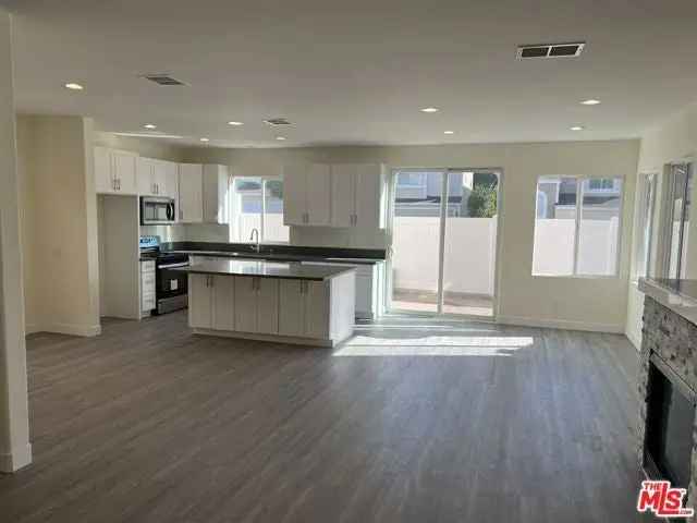 House For Sale in 12434, Sonoma Drive, Los Angeles, California