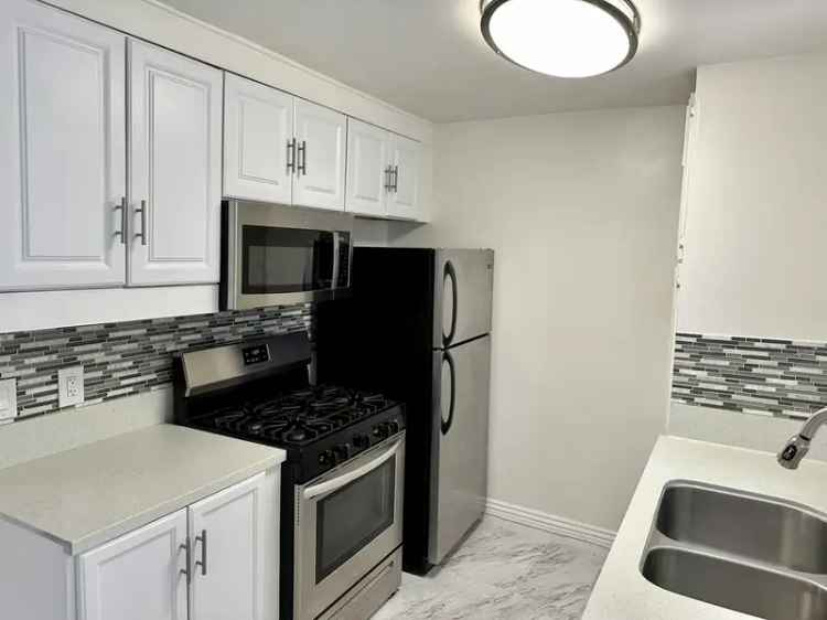 Rent 2 Bedroom Apartment in Hollywood with Modern Features