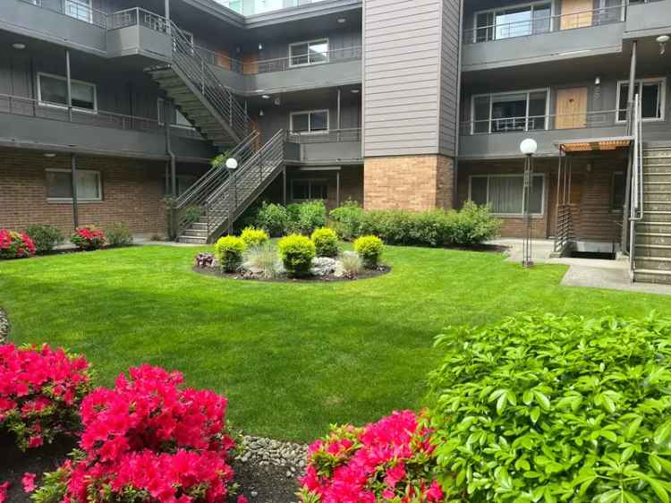 Rent Apartment in North Towne Manor with Courtyard in Roosevelt