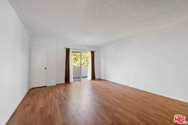 House For Sale in 3623, Clarington Avenue, Los Angeles, California