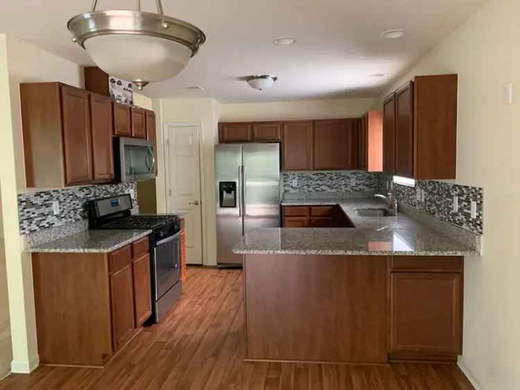 Rent 3 Bedroom Ranch Style Condo Near GM Tech Center