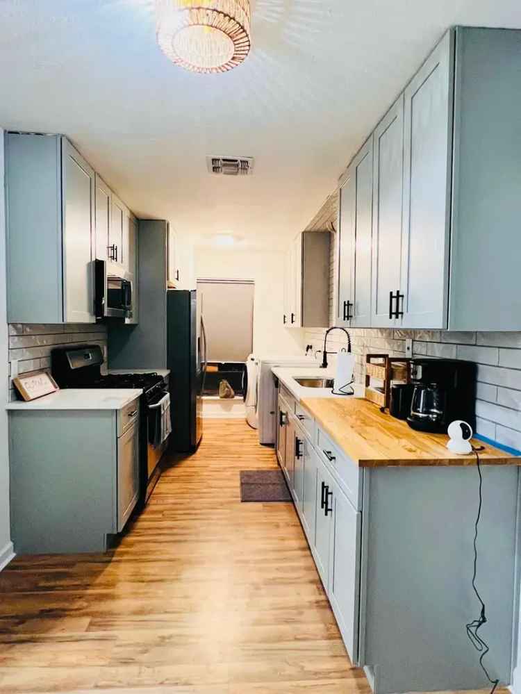 Apartment for Rent in Fully Renovated Unit Near the Domain