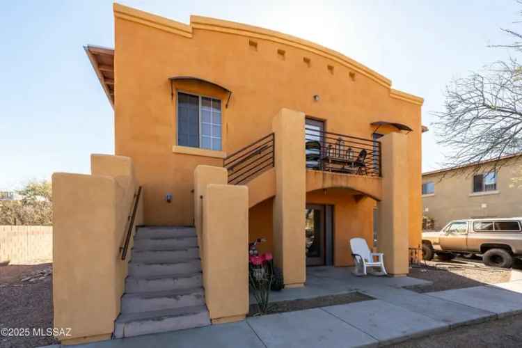 Buy duplex near U of A with great room, 3 bedrooms, and modern amenities