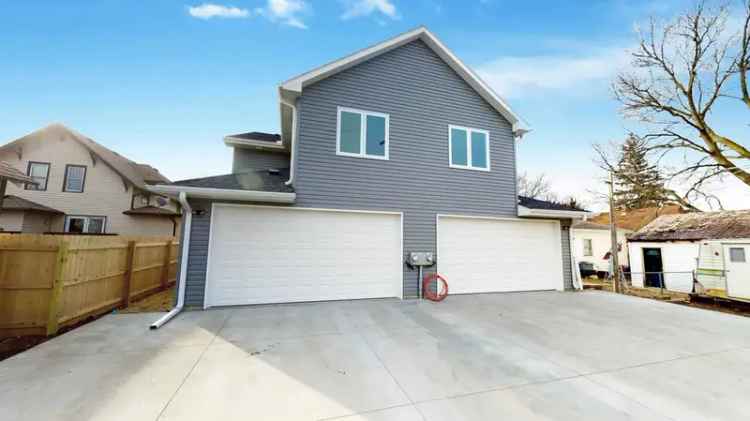 Rent Townhouse with 4 Bedrooms and Garage Near UNL