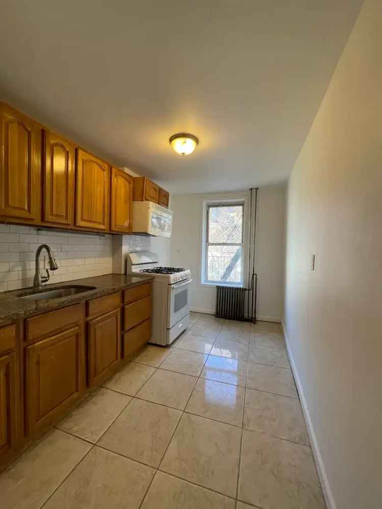 Rent Bright Pet Friendly Apartment with Outdoor Space in Flatbush