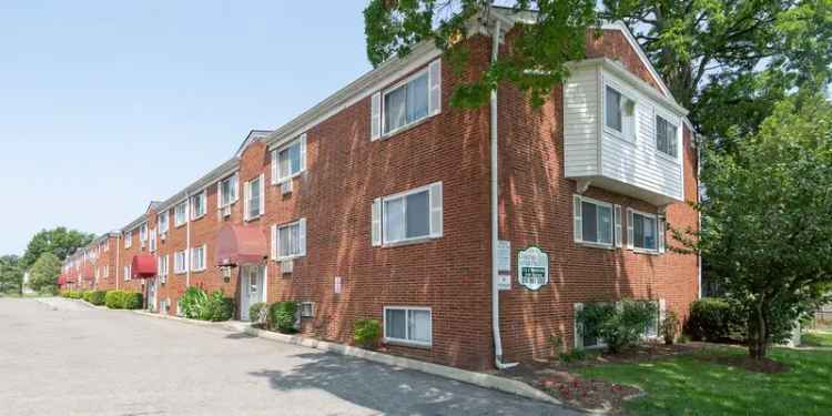 Rent Garden Style Apartments in Lakewood OH at Colonial Club