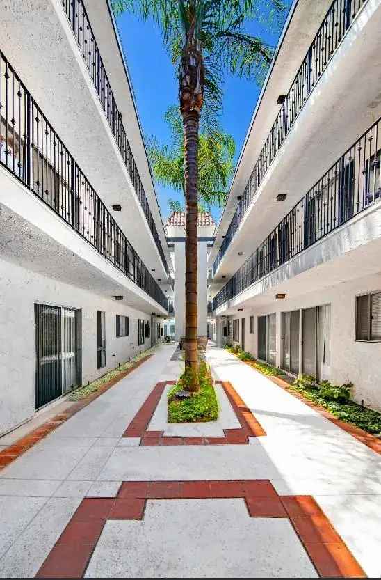 Rent Spacious Apartments in Encino with Pool and Central Air Conditioning