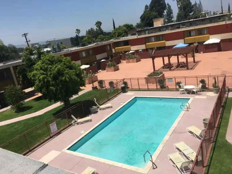 Rent 2 Bedroom Apartment in North Hollywood with Pool and Garage