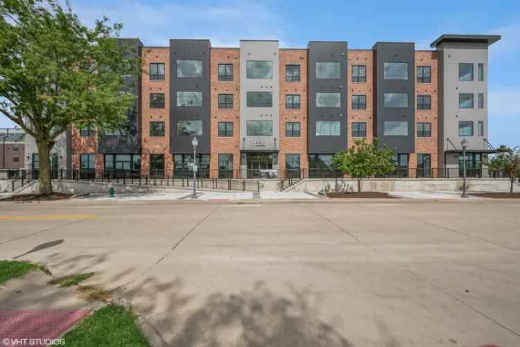 Rent Apartments in Cedar Rapids with Modern Amenities and First Month Free