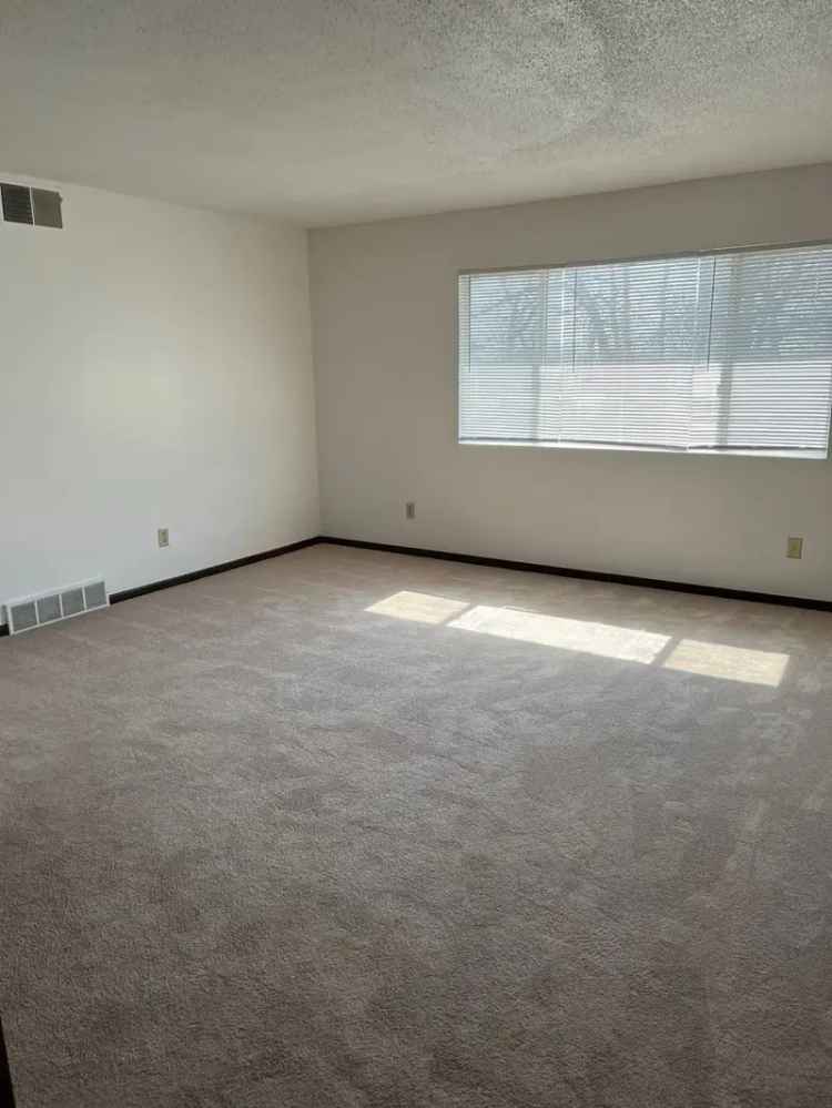 Rent Apartment in Hiawatha with On-Site Laundry and Pet Friendly Features