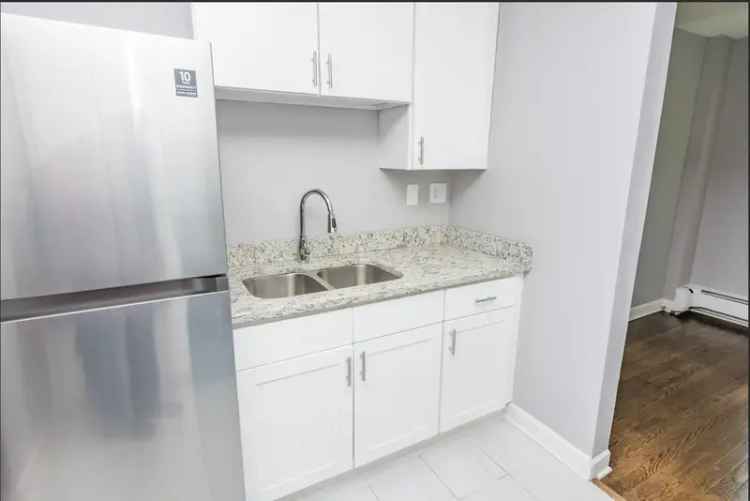 Rent Modern Apartment in Chicago with On-Site Laundry and Parking