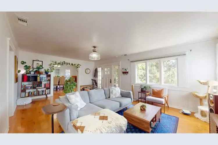 Rent Mediterranean duplex in Hollywood with garden and spacious layout