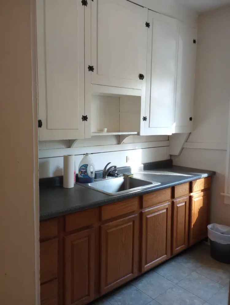 Rent Large Apartment Unit in Highland Square with Beautiful Features