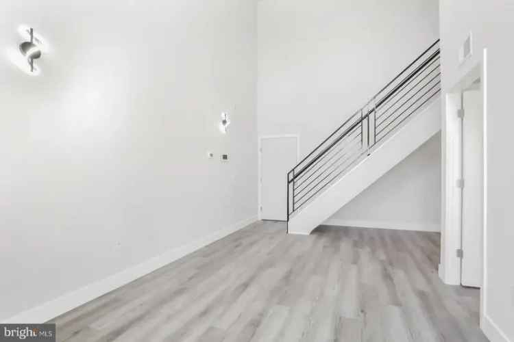 Rent Townhouse in Center City with Modern Finishes and Parking