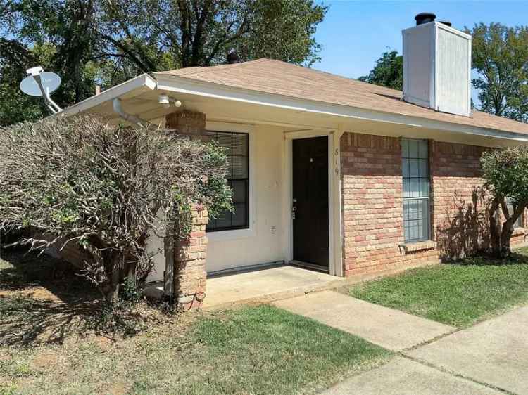 Rent Duplex in Arlington with 2 Bedrooms and Fenced Backyard