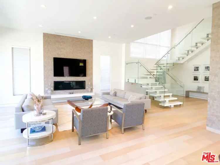 House For Sale in 6221, Maryland Drive, Los Angeles, California