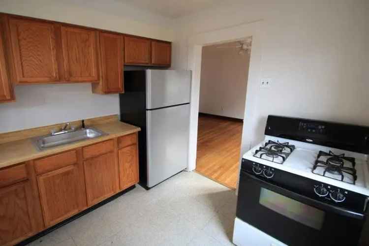 Rent Single Bedroom Apartment with Full Kitchen and Hardwood Floors