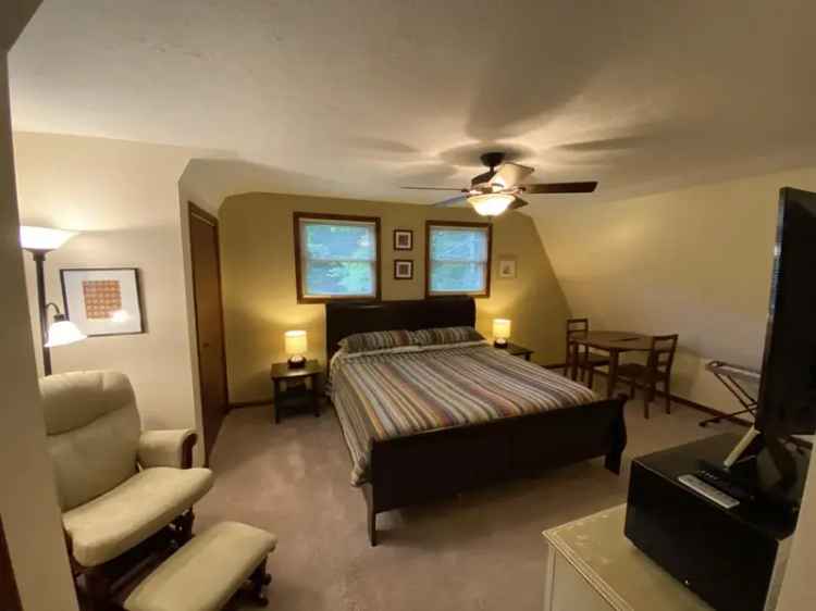 Rent Apartment Unit in Quiet Neighborhood with King Bed and SmartTV