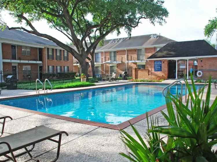 Rent Apartments in Metairie with Lush Landscaping and Spacious Layouts