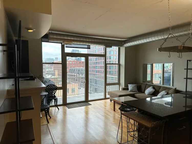 Rent Apartment Unit in West Loop with Patio and Modern Amenities