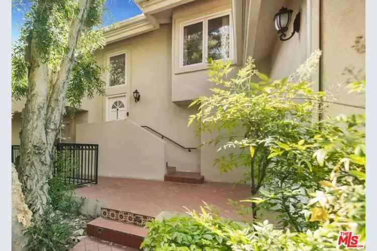 Expansive townhome for rent in Brentwood with luxury features