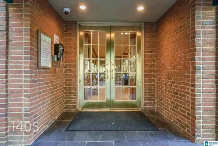 Rent Apartment Unit in Brookhill with Screened Porch and Amenities