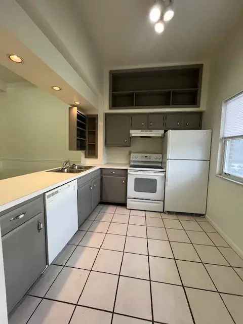 Rent Townhouse in Fort Thomas with 2 Bedrooms, Garage, and Pool