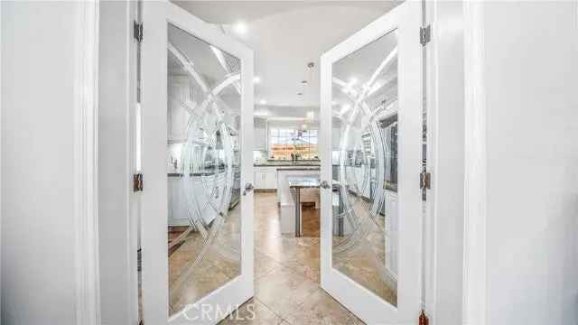 House For Sale in 6656, Varna Avenue, Los Angeles, California