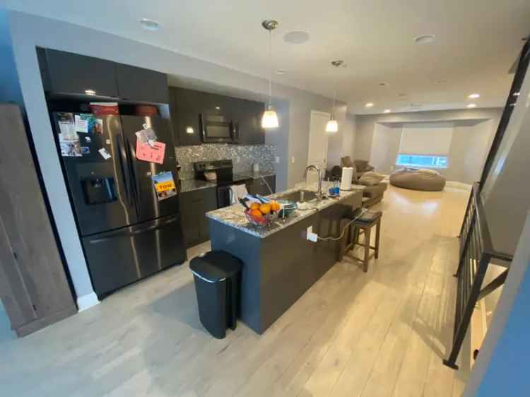 Rent Stunning 3 Bedroom Condo Near Broad Street Line and Temple University