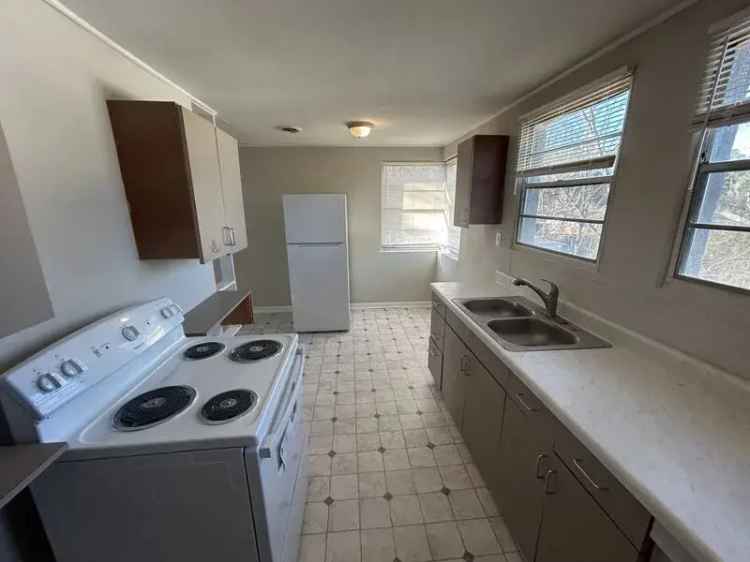 Rent Cozy 1 Bedroom Apartment with Kitchen and Driveway