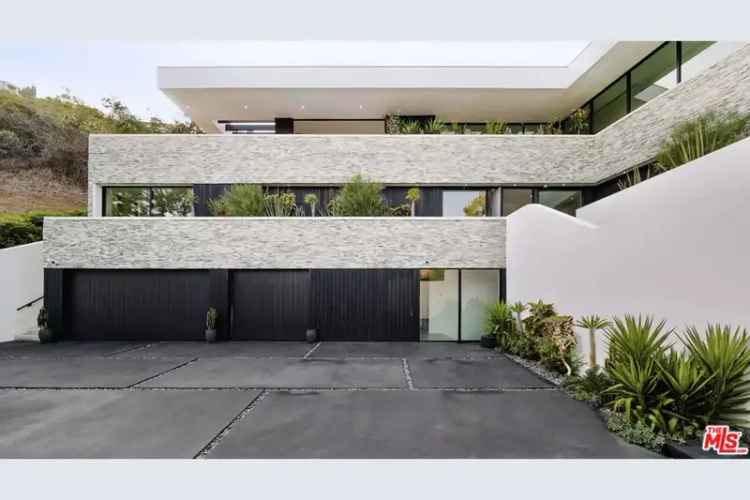 House For Sale in 7681, Willow Glen Road, Los Angeles, California