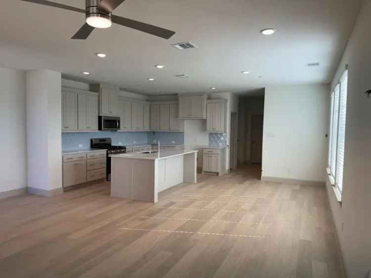 Rent Modern Townhome 3 Bedrooms with Chef's Kitchen and Walk In Closets