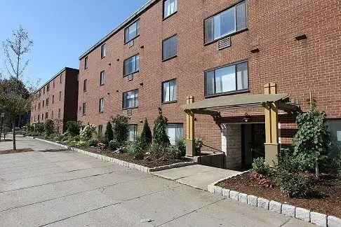 Rent Garden Style Apartments in Brookline with Modern Amenities