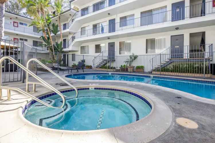 Rent Luxury Apartments at The Grove with Pool and Fitness Center