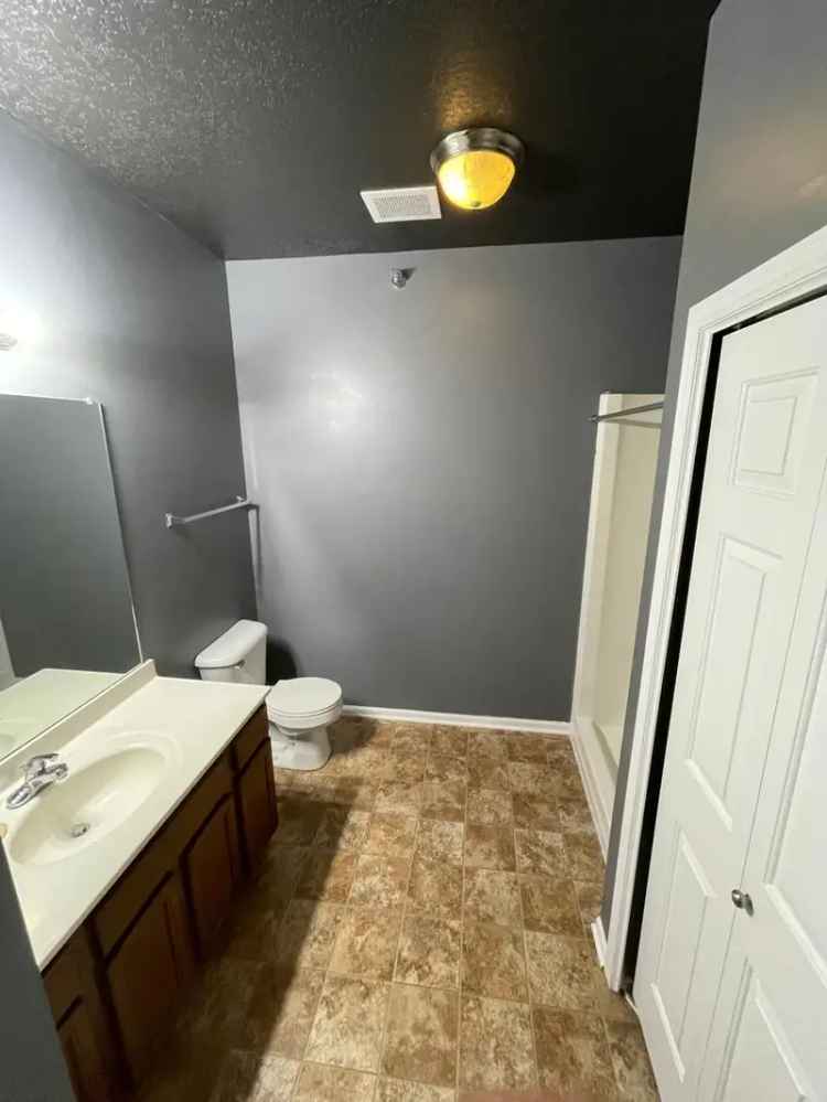 Rent Apartment Unit in Des Moines with Renovated Interiors and Patio