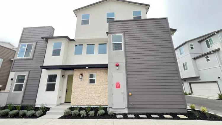 Townhouse for Rent in Dublin with Community Amenities and Solar Panels