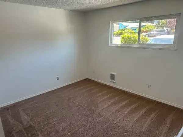 Rent 2 Bedroom Apartment in Alderbrook with Pool and Laundry Facilities