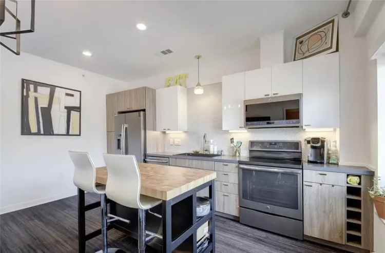 Rent Ground Floor Condo at The Public Lofts with Great Amenities in Austin