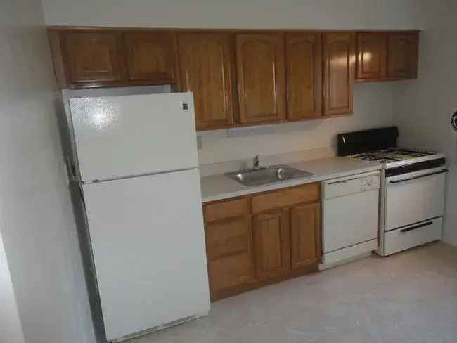 Rent Garden Apartments 1 and 2 Bedrooms in a Convenient Location