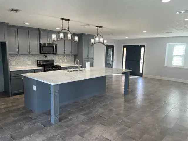 Rent Beautiful Fully Renovated Home in a Spacious Cul-De-Sac Location