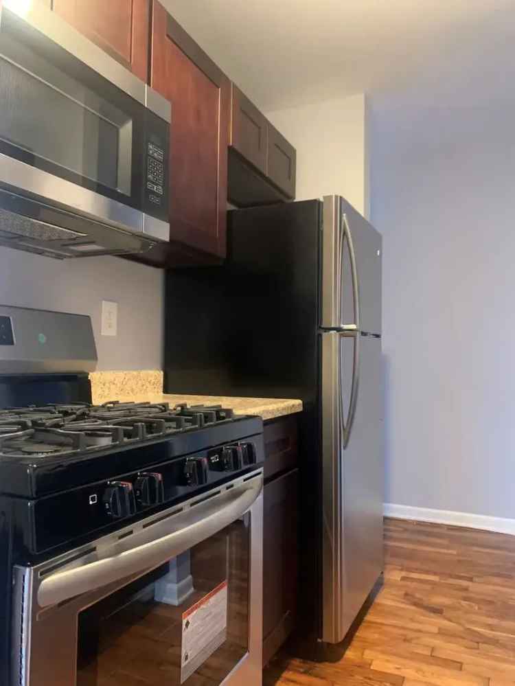 Rent Apartment with Beautiful Hardwood Floors and Modern Amenities