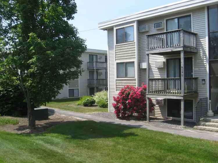 Rent Apartment in North Deering with New Flooring and Convenient Features