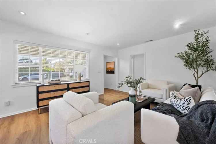 House For Sale in 5518, Simpson Avenue, Los Angeles, California