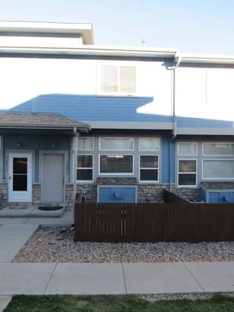 Rent Townhouse with 3 Bedrooms and Community Pool