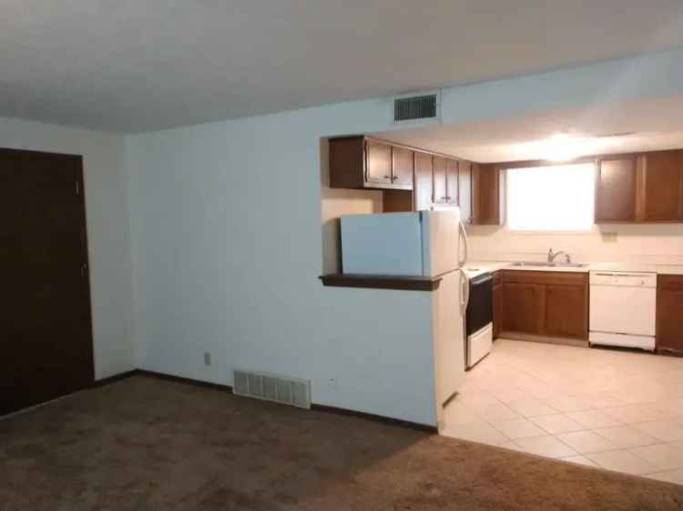 Rent 1 Bedroom Apartment Unit in Lincoln with Fireplace and Parking