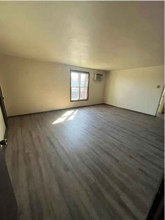 Rent Upper 1 Bedroom Apartment Unit with Garage Near East Mason Street