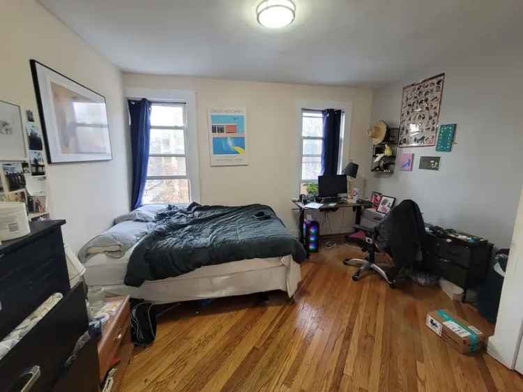 Rent Huge 4 Bedroom Apartment in Williamsburg with Great Features